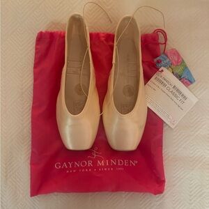 9.5 M Classic Fit Gaynor Minden Pointe Shoes with pink bag